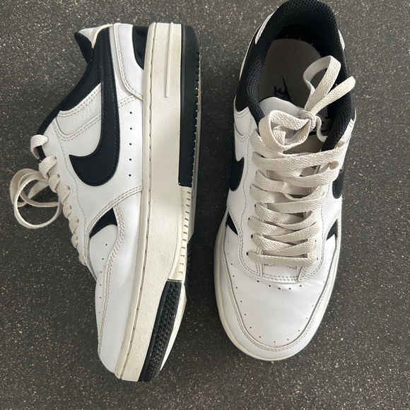 Nike White and Black Women's Sneakers - Picture 3 of 4